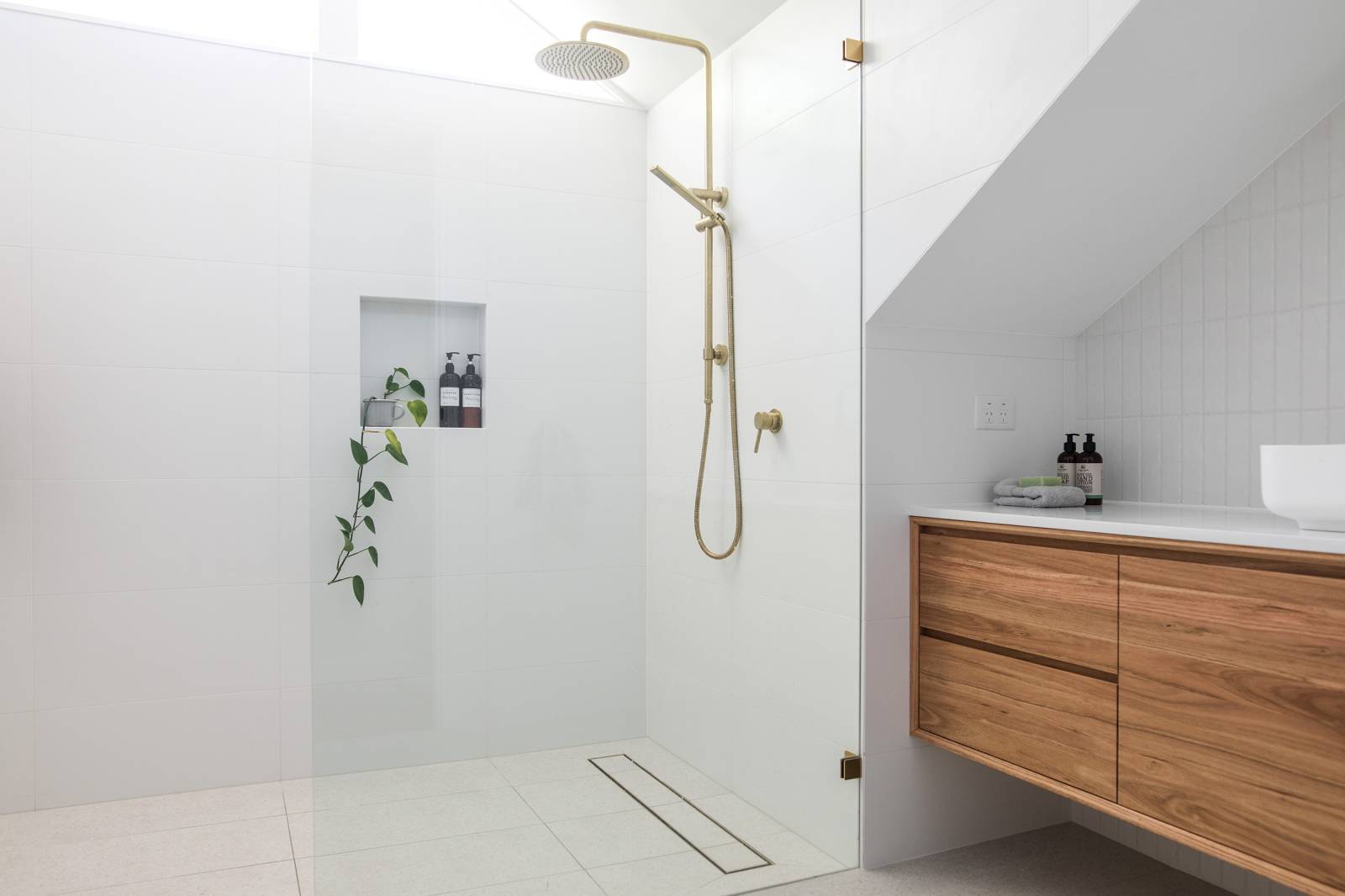 Société experte en rénovation de salle de bain moderne avec pose de mobilier en bois à Octeville-sur-Mer 76