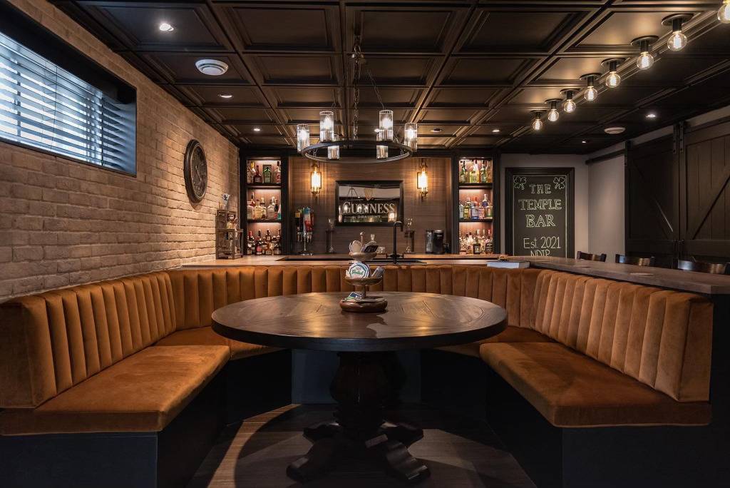 Aménagement et décoration d'un sous-sol à l'américaine, avec un salon et une cuisine près du Havre 76