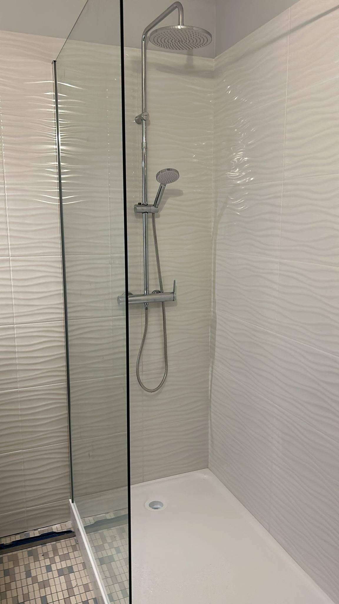 DESIGN POSE transforme votre salle de bain avec un agencement optimisé, des matériaux haut de gamme et une douche à l’italienne élégante