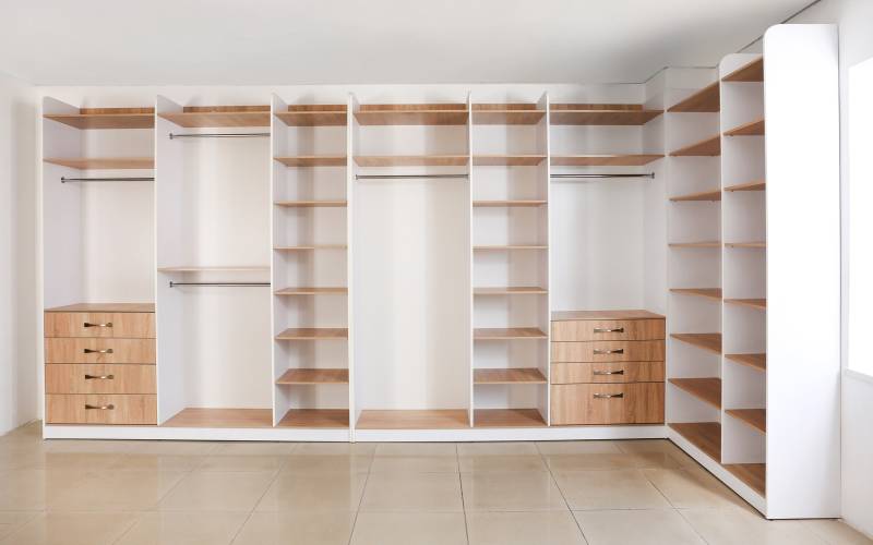 Aménagement d'un grand dressing dans une chambre à Harfleur