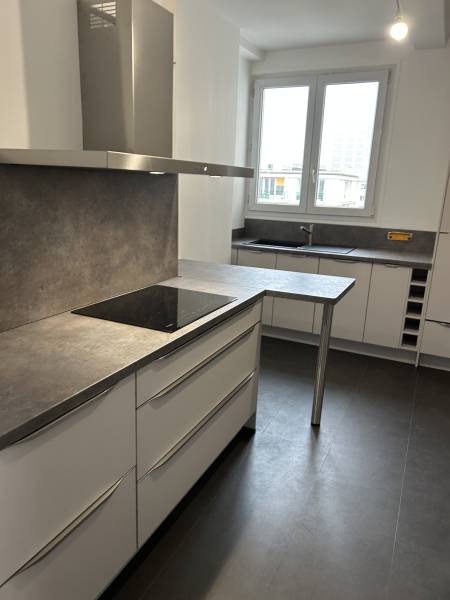 Optimiser l’espace est essentiel dans une cuisine. Nous concevons des aménagements intelligents pour faciliter vos déplacements et votre confort au quotidien.