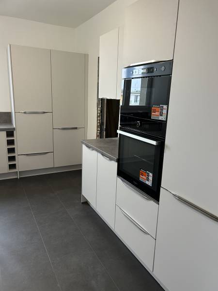 Nos poseurs expérimentés assurent un travail précis et des finitions soignées pour une cuisine harmonieuse et fonctionnelle.