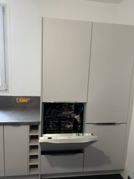 Plans de travail en quartz, façades en bois ou laqué, crédence moderne… Nous sélectionnons des matériaux haut de gamme pour assurer la longévité de votre cuisine rénovée.