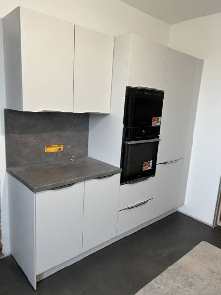 Passer d’une cuisine vieillissante à un espace moderne et fonctionnel, c’est possible avec DESIGN POSE ! Découvrez le résultat après notre intervention.