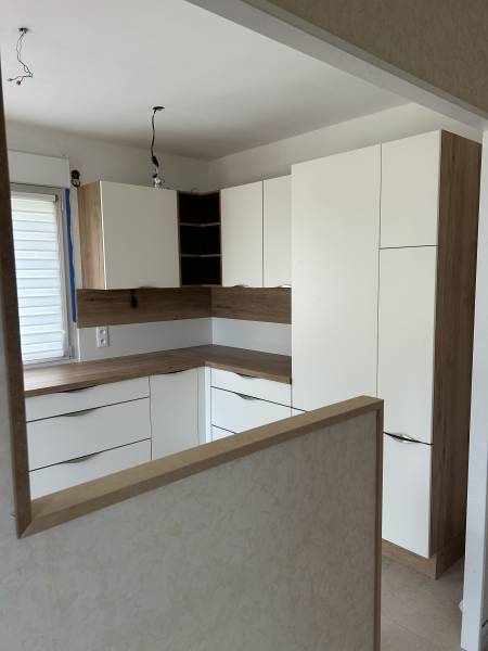 Rénovation complète d'une cuisine ancienne avec carrelage, ouverture de mur et pose d'une cuisine Ixina à Montivilliers (76290)