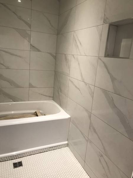 Carrelage mural effet marbre blanc avec niche, Le Havre