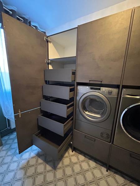 meuble de buanderie sur-mesure avec machines encastrées