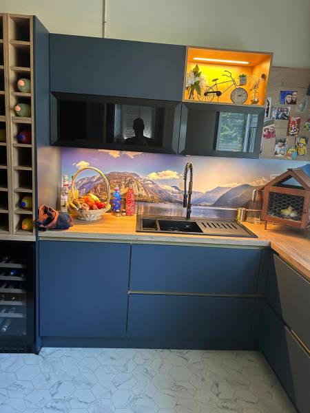 Devis pour la rénovation d'une cuisine avec Design Pose à Criquetot l'Esneval : pose d'une cuisine moderne bleu canard et bois