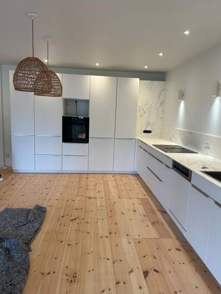 Rénovation d'une cuisine au Havre : pose d'une grande cuisine blanche avec plan de travail marbre blanc