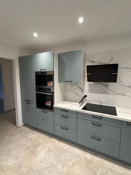 Pose d'une cuisine Ixina vert d'eau avec crédence et habillage mural effet marbre blanc à Saint-Romain-de-Colbosc (76430)