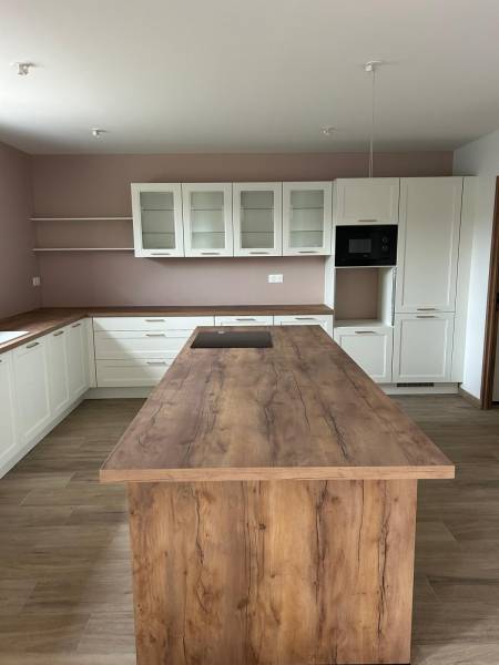 Cuisine Ixina blanche effet vintage avec ilot central bois massif à Hermeville