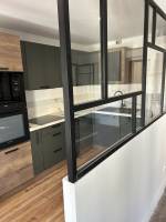 Notre zone d'activité pour ce service Cuisine intégralement équipée, blanche et bois,